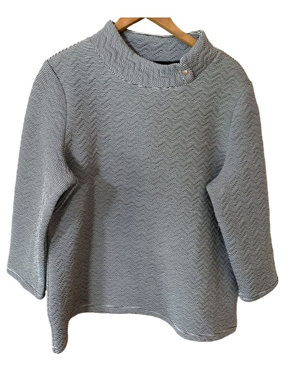 Weekends by Chico's 1 8 Black White Quilted Mock Neck Top Quiet Luxury Artsy